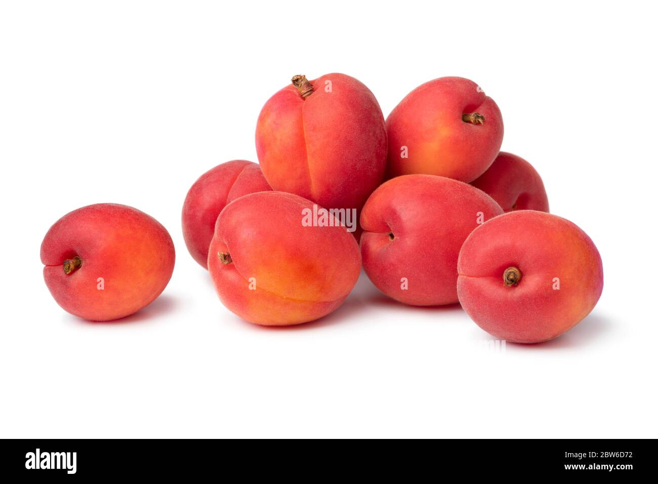 Gruppe von frischen roten Samt Aprikose Nahaufnahme auf weißem Hintergrund Stockfoto