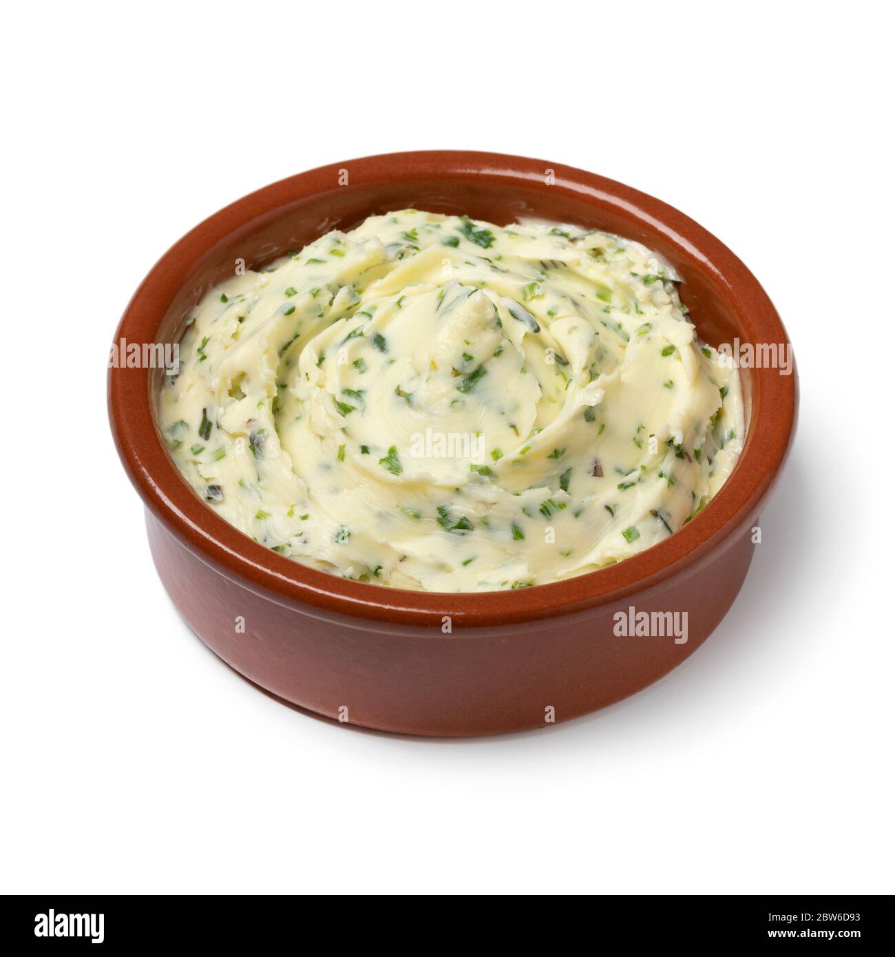 Schüssel mit frisch gemachten Kräuterbutter Nahaufnahme isoliert auf weißem Hintergrund Stockfoto