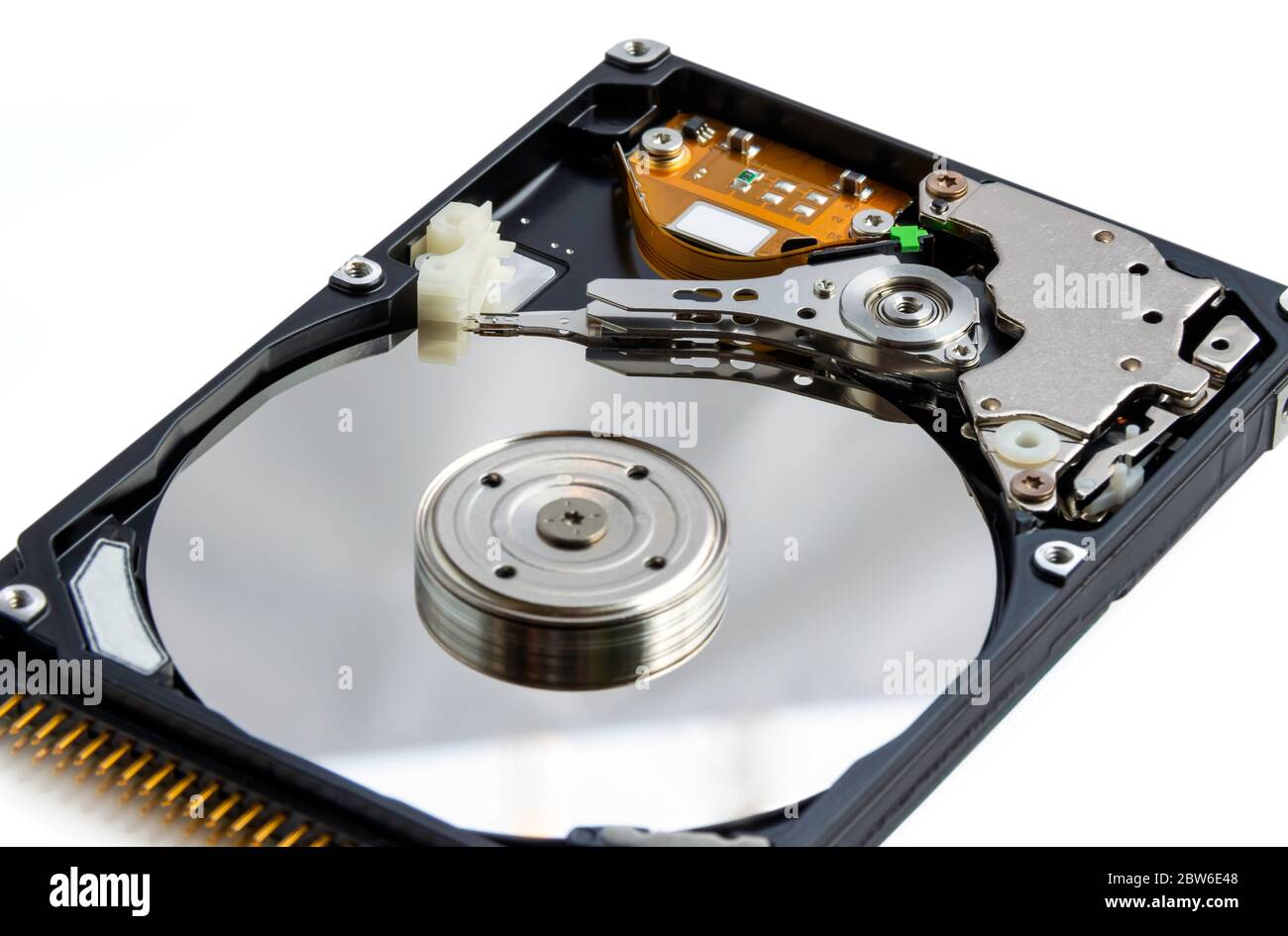 Details der Festplatte, Nahaufnahme, isoliert auf weißem Hintergrund Stockfoto