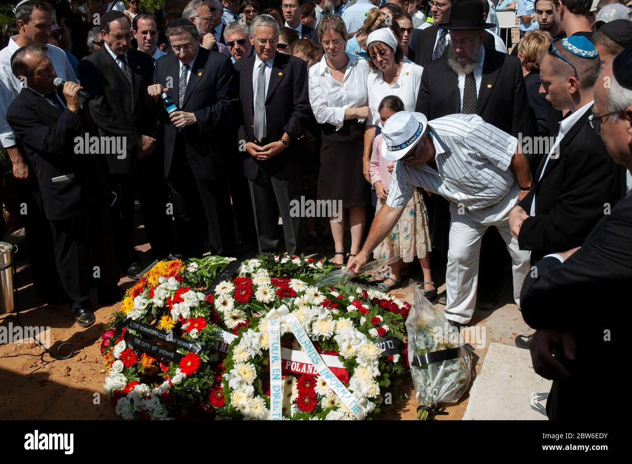 Trauernde und Würdenträger nehmen an der Beerdigung des berühmten Holocaust-Überlebenden und Nazi-Jägers Simon Wiesenthal in der Stadt Herzliya in Israel Teil. Der Holocaust-Überlebende Wiesenthal widmete sich seinem Leben der Sensibilisierung der Öffentlichkeit für die Notwendigkeit, Nazis zu jagen und zu verfolgen, die sich der Justiz entzogen hatten. Stockfoto