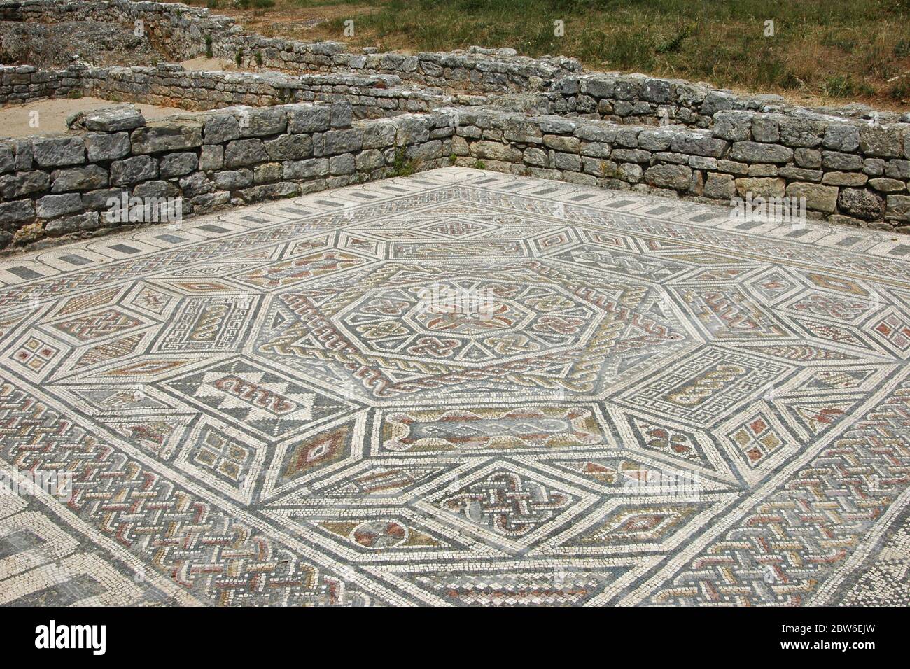 Altes Bodenmosaik in den Ruinen der römischen Siedlung Conimbriga in Condeixa-a-Nova, auch bekannt als Condeixa, eine Stadt und eine Gemeinde im Bezirk Coimbra, Portugal Stockfoto