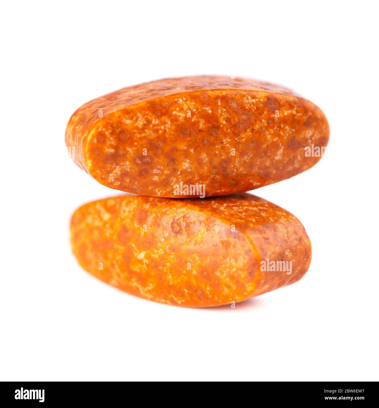 Zwei Pillen auf weißem Hintergrund isoliert. Nahrungsergänzungsmittel. Vitaminpräparate. Stockfoto