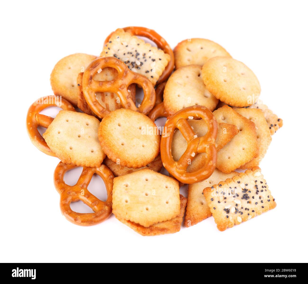 Mix Cracker isoliert auf weißem Hintergrund. Trockene Kekse isoliert. Salzige Snacks sind isoliert. Draufsicht. Stockfoto