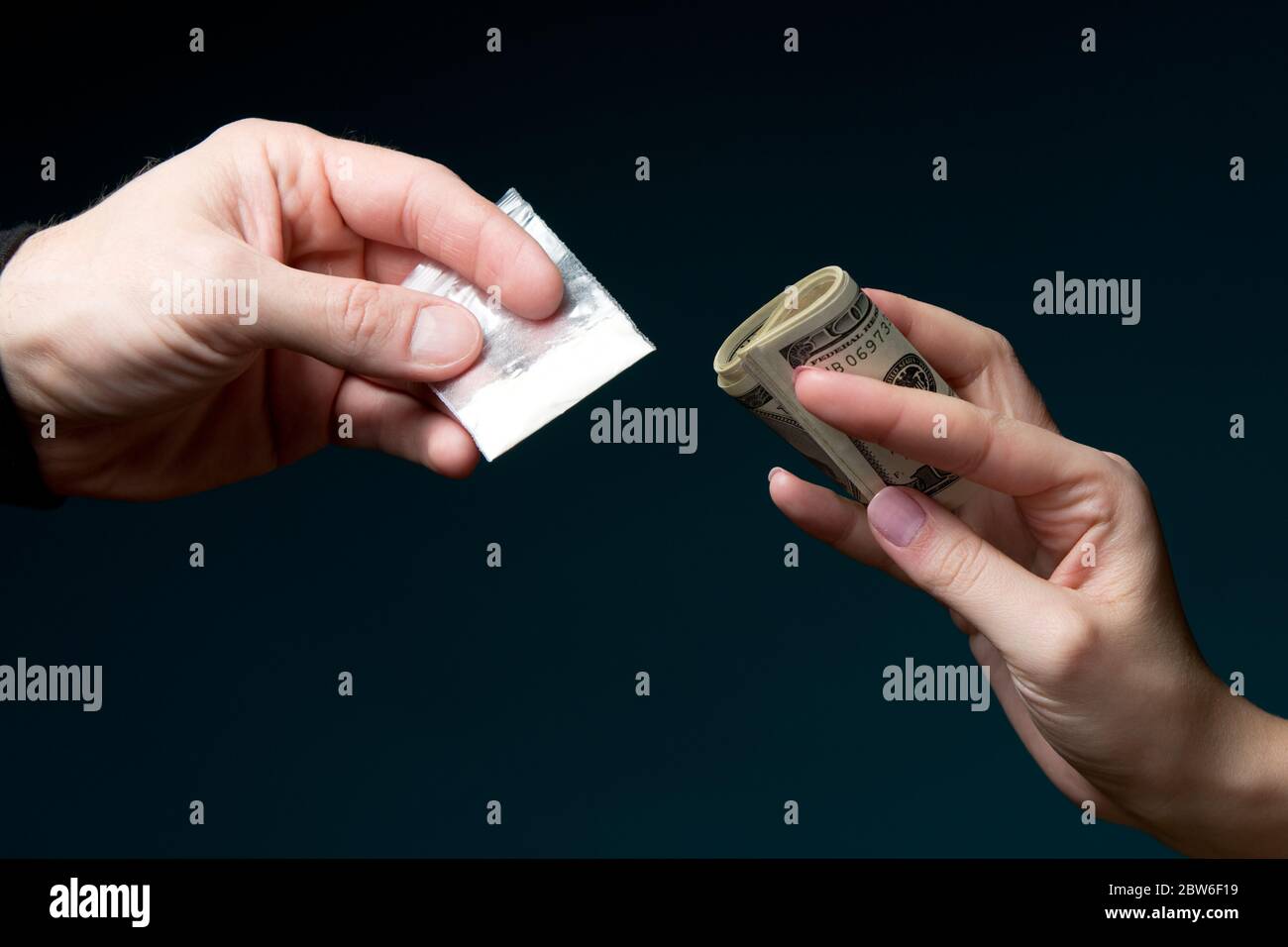 Drogen illegal für Bargeld auf der Straße verkaufen, Nahaufnahme der Hände Stockfoto