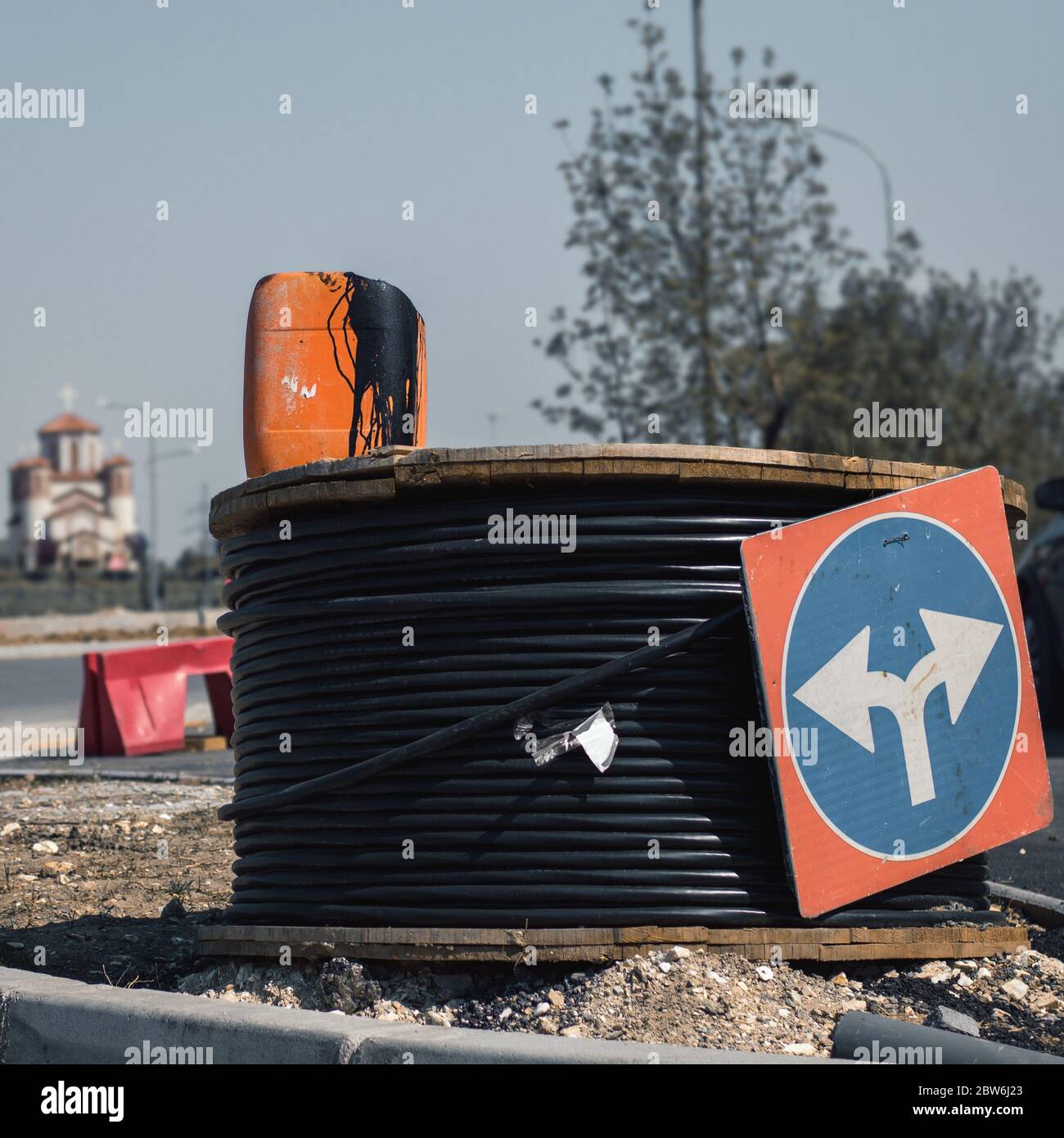 Detail einer Baustelle mit einer Spule aus dicken elektrischen Kabel auf der Straße Stockfoto