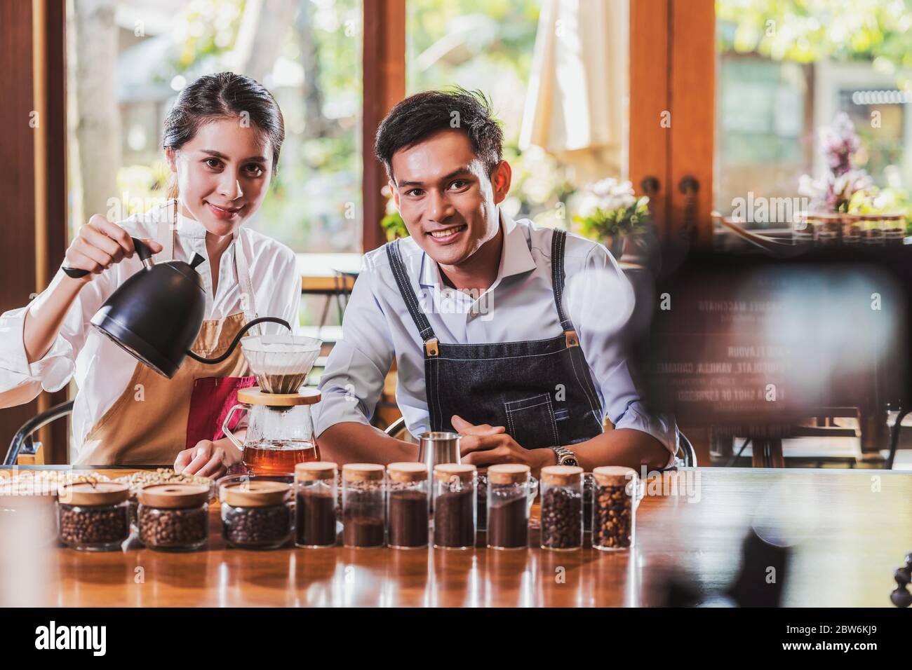 Kamera, die Video zu asiatischen zwei Partner von Kleinunternehmen Besitzer Vlogger zeigen und präsentieren, wie man Kaffee durch Drip-Methode, Unternehmer Stockfoto