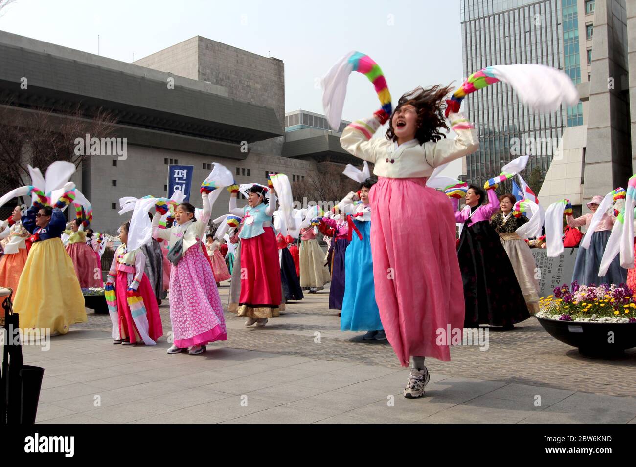 Gwanghwamun, Seoul Südkorea 31. März 2018: Mitglieder einer christlichen Organisation tanzen während Ostern auf der Straße. Stockfoto
