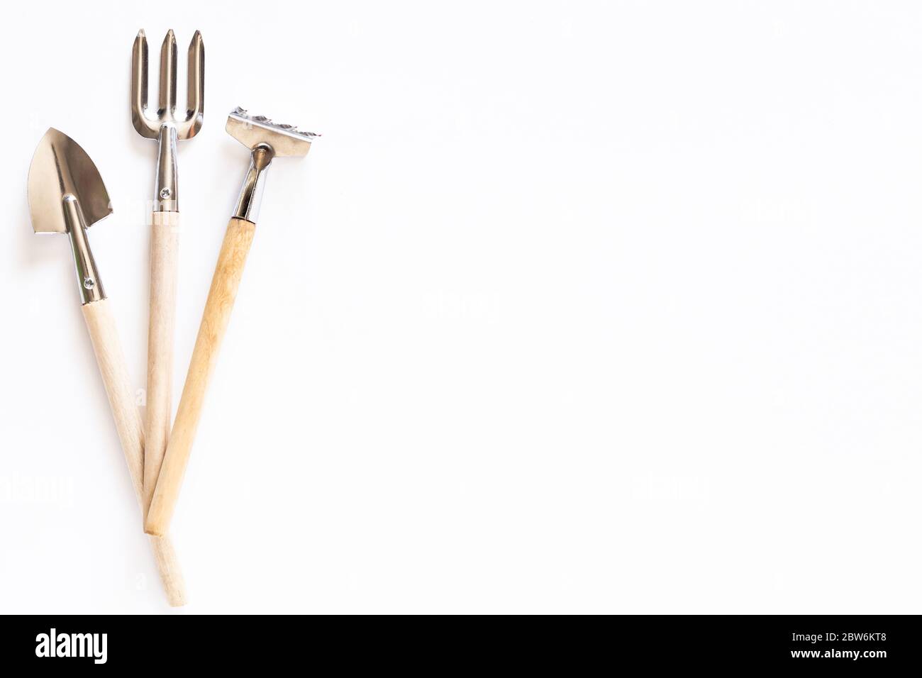 Werkzeuge für die Gartenarbeit zu Hause. Anbau von Lebensmitteln auf Fensterbank. Copyspace für Text, Draufsicht. Flatlay auf weißem Hintergrund. Flaches Layout Stockfoto