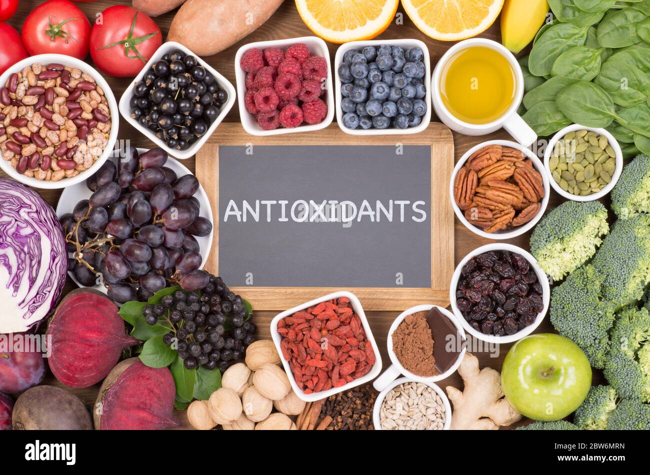 Lebensmittel Quellen von natürlichen Antioxidantien wie Obst, Gemüse, Nüsse und Kakaopulver. Antioxidantien neutralisieren freie Radikale Stockfoto