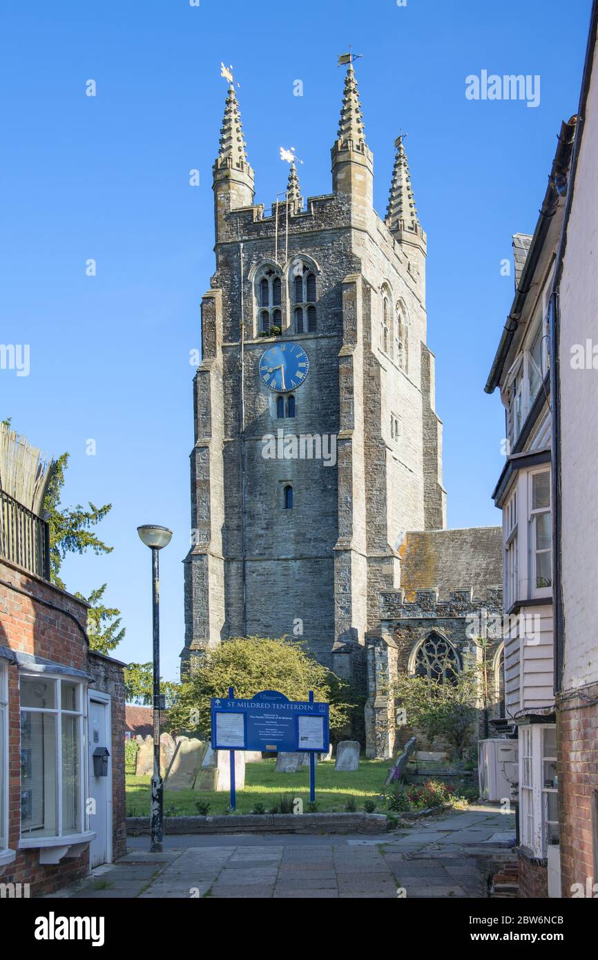 Blick auf die St. Mildreds Kirche von der Hauptstraße in tenterden kent Stockfoto