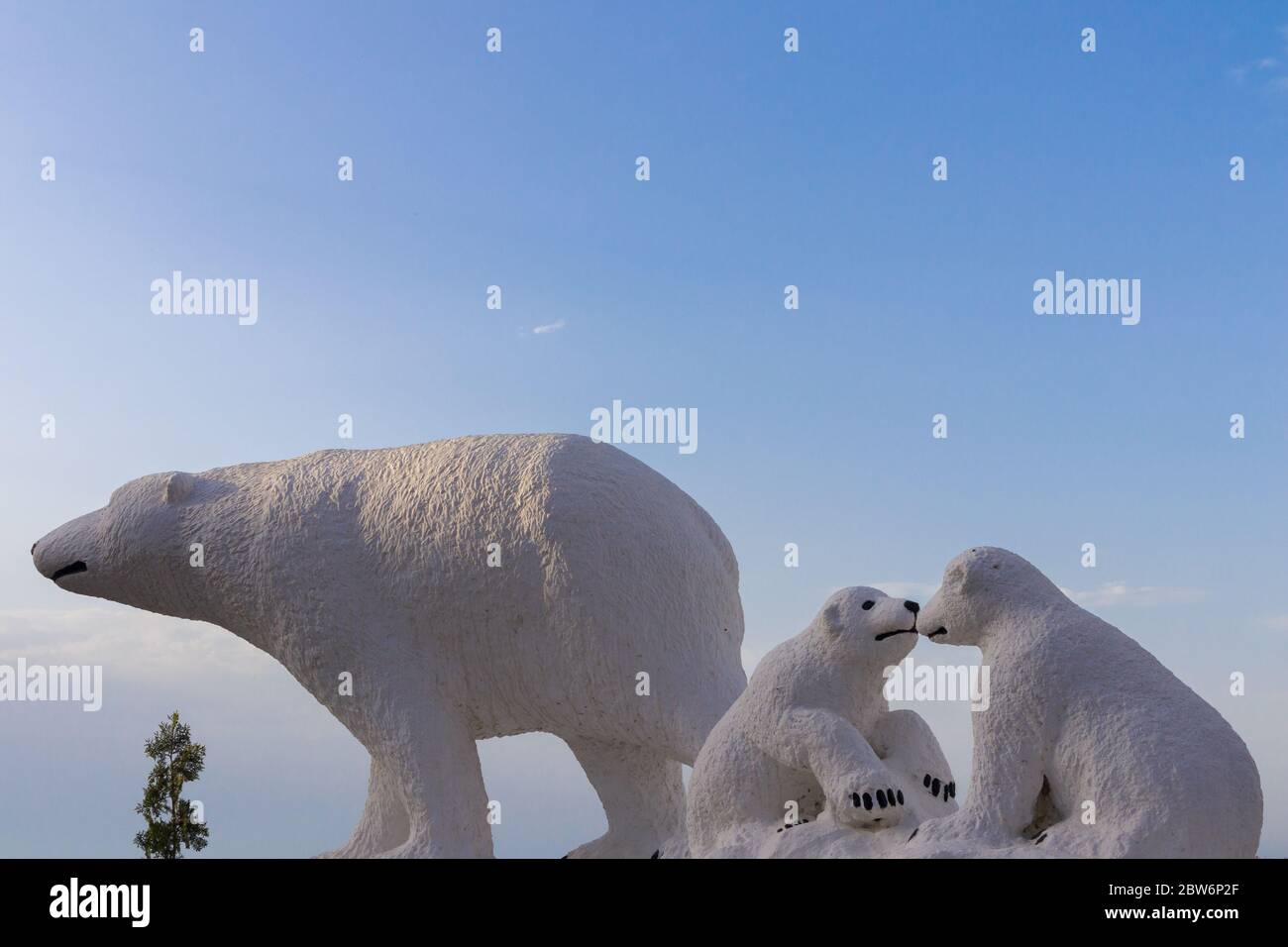 Machatschkala, Dagestan. Russland - 29. Mai 2020: Denkmal für eine Bärenfamilie in der Nähe des Strandes des Kaspischen Meeres auf blauem Himmel Hintergrund. Stockfoto