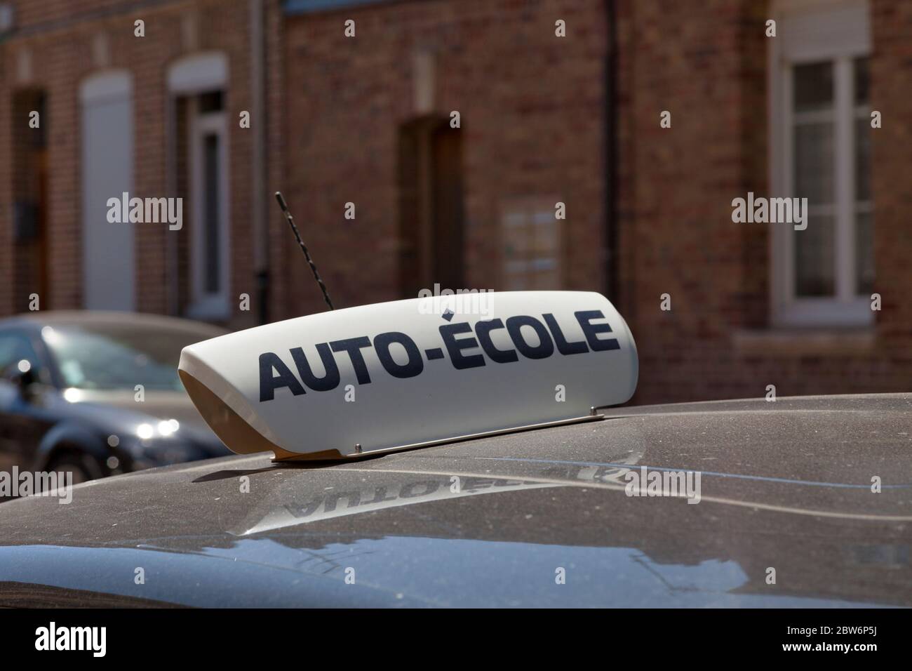 Auto-Dach-Schild mit auf Französisch geschrieben 'Auto-École', was auf Englisch 'Fahrschule' bedeutet. Stockfoto