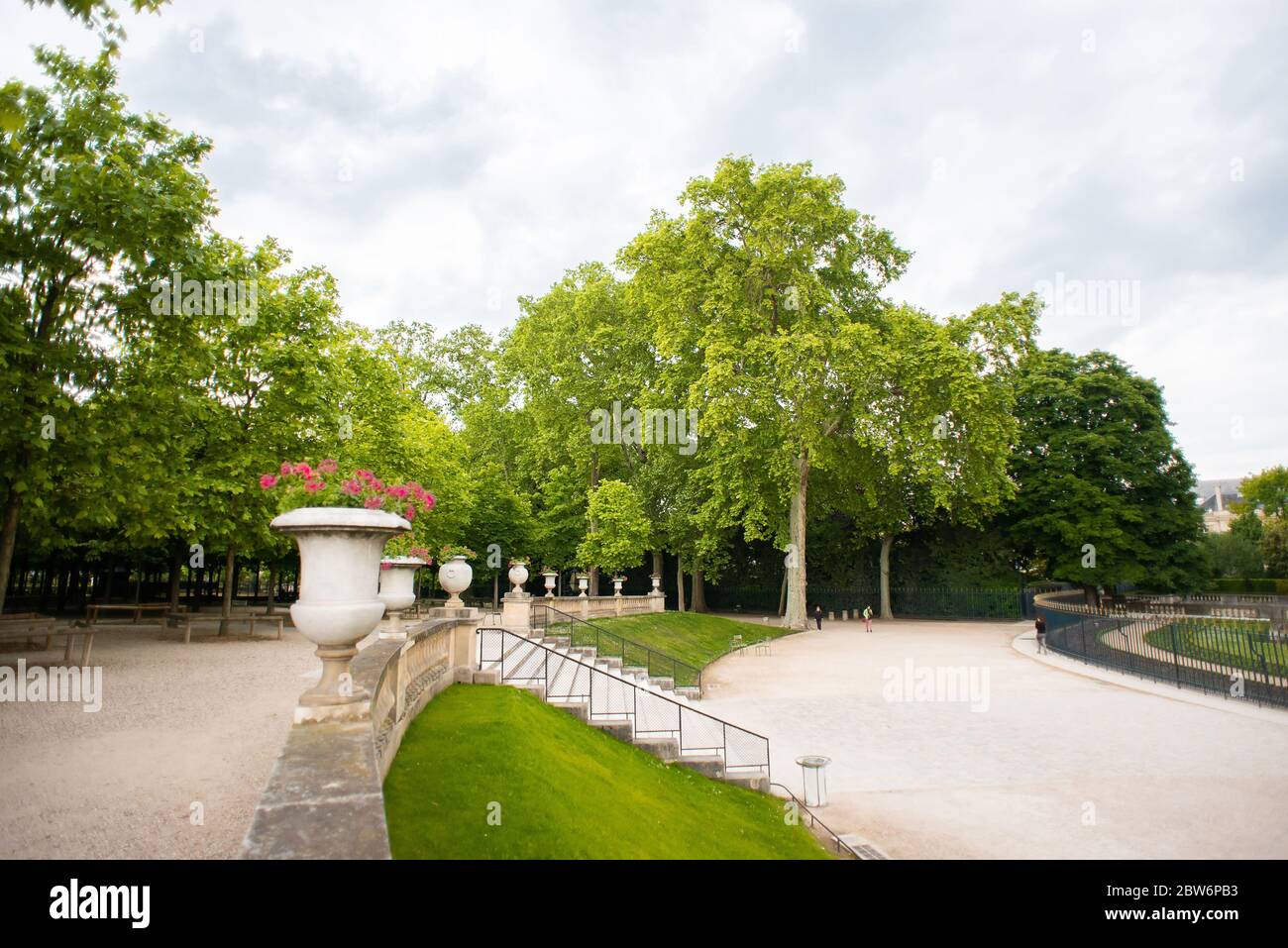 Paris. Frankreich - 17. Mai 2019: Jardin du Luxembourg in Paris. Frankreich. Treppe und Vasen mit Blumen. Stockfoto