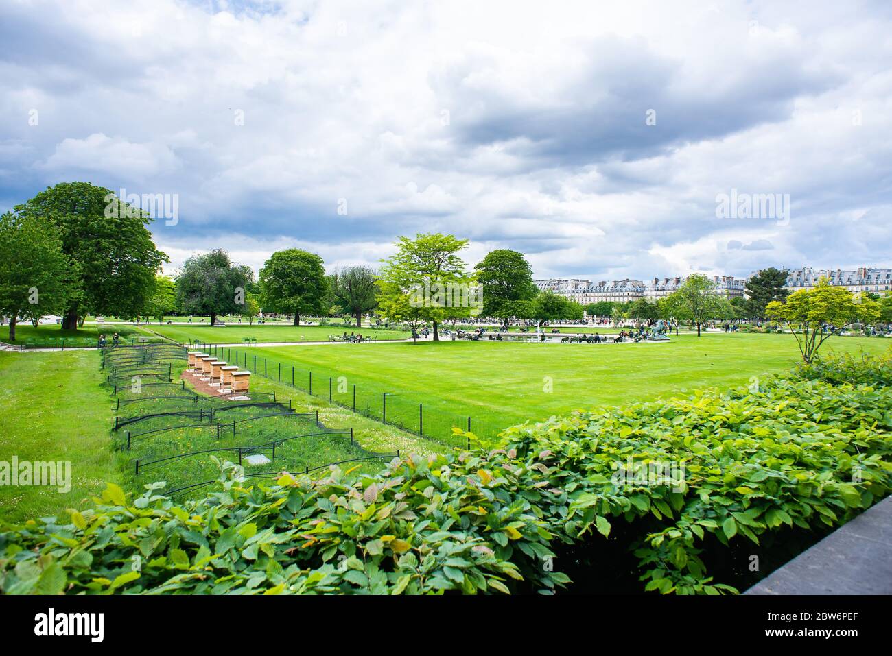 Paris. Frankreich - 18. Mai 2019: Tuilerien Gärten in Paris. Wolkiger Himmel. Regnerisches Wetter. Stockfoto