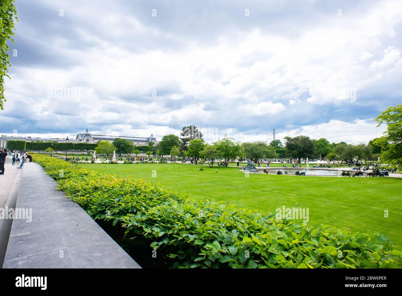 Paris. Frankreich - 18. Mai 2019: Tuilerien Gärten in Paris. Wolkiger Himmel. Regnerisches Wetter. Stockfoto