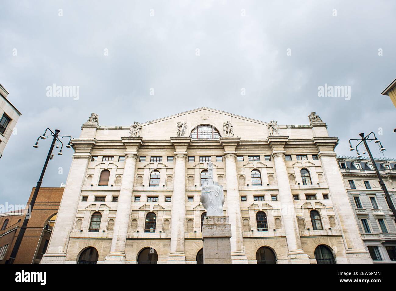 Mailand. Italien - 20. Mai 2019: Palazzo Mezzanotte in Mailand. Italienische Börse. Denkmal für den mittleren Finger. Stockfoto