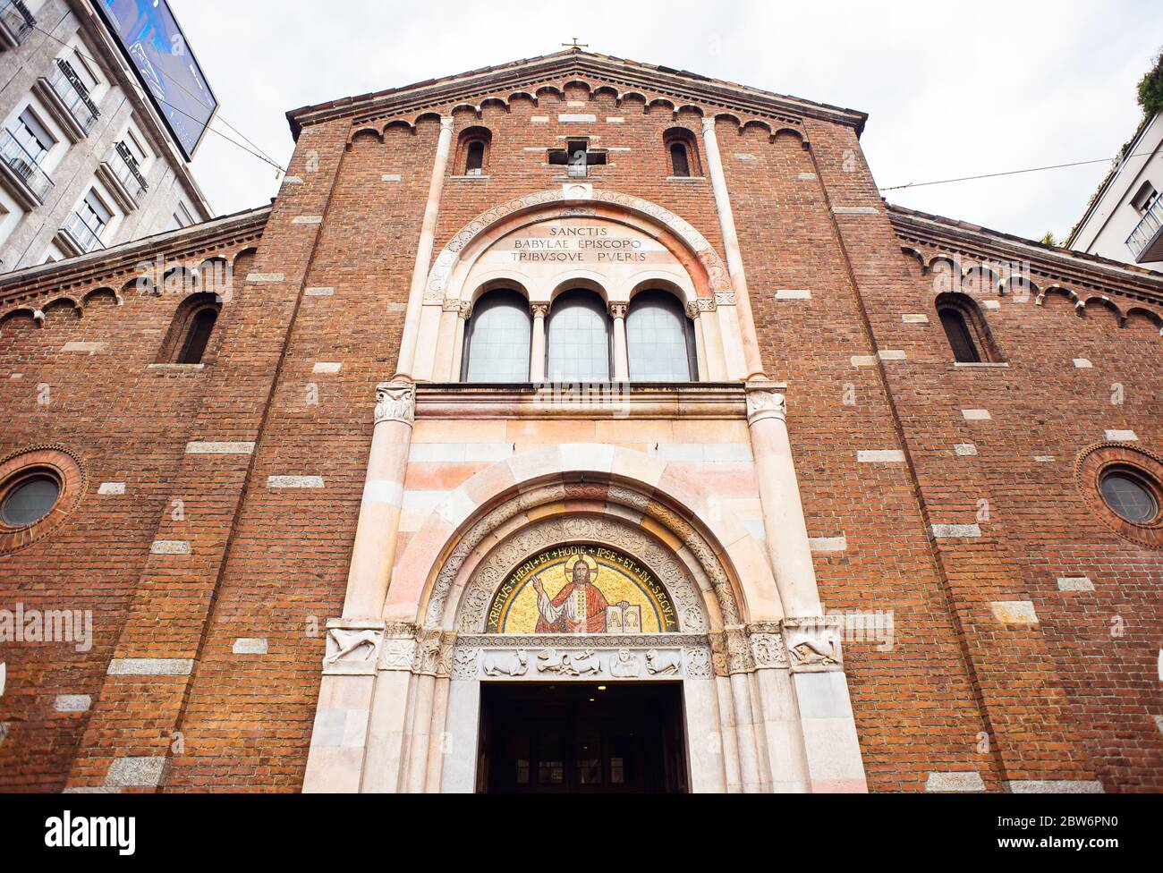 Mailand. Italien - 20. Mai 2019: Fassade der Basilica di San Babila in Mailand. Kirche mit Uhrturm. Piazza Babila. Stockfoto