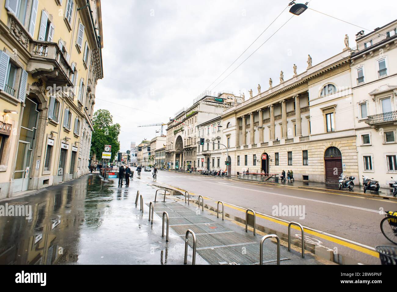 Mailand. Italien - 20. Mai 2019: Corso Venezia Street in Mailand. Fußgänger und Autoverkehr zu Fuß. Regnerisches Wetter. Stockfoto