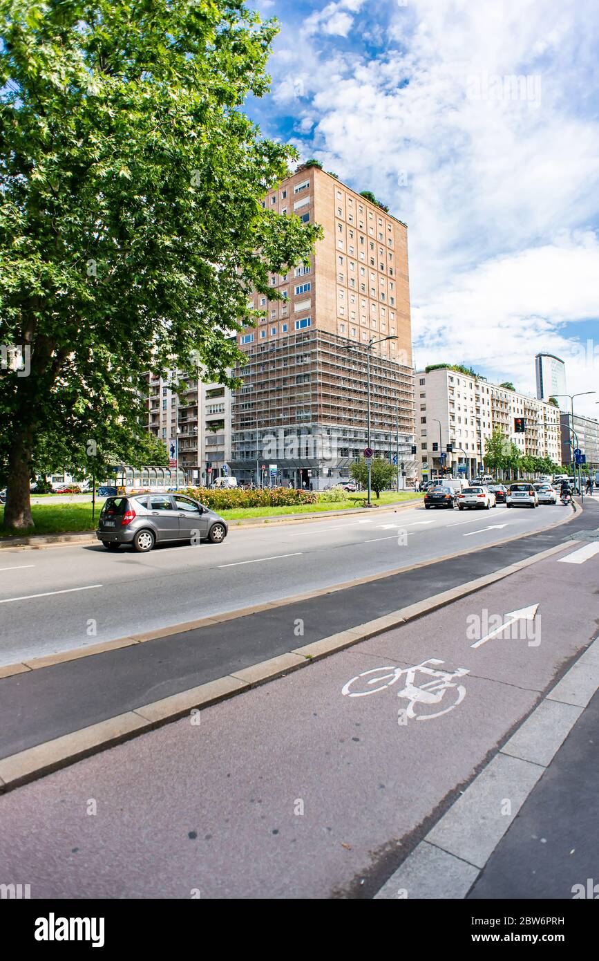 Mailand. Italien - 21. Mai 2019: Fahrradweg und Rekonstruktion der Fassade des Gebäudes an der Via Vittor Pisani in Mailand. Stockfoto