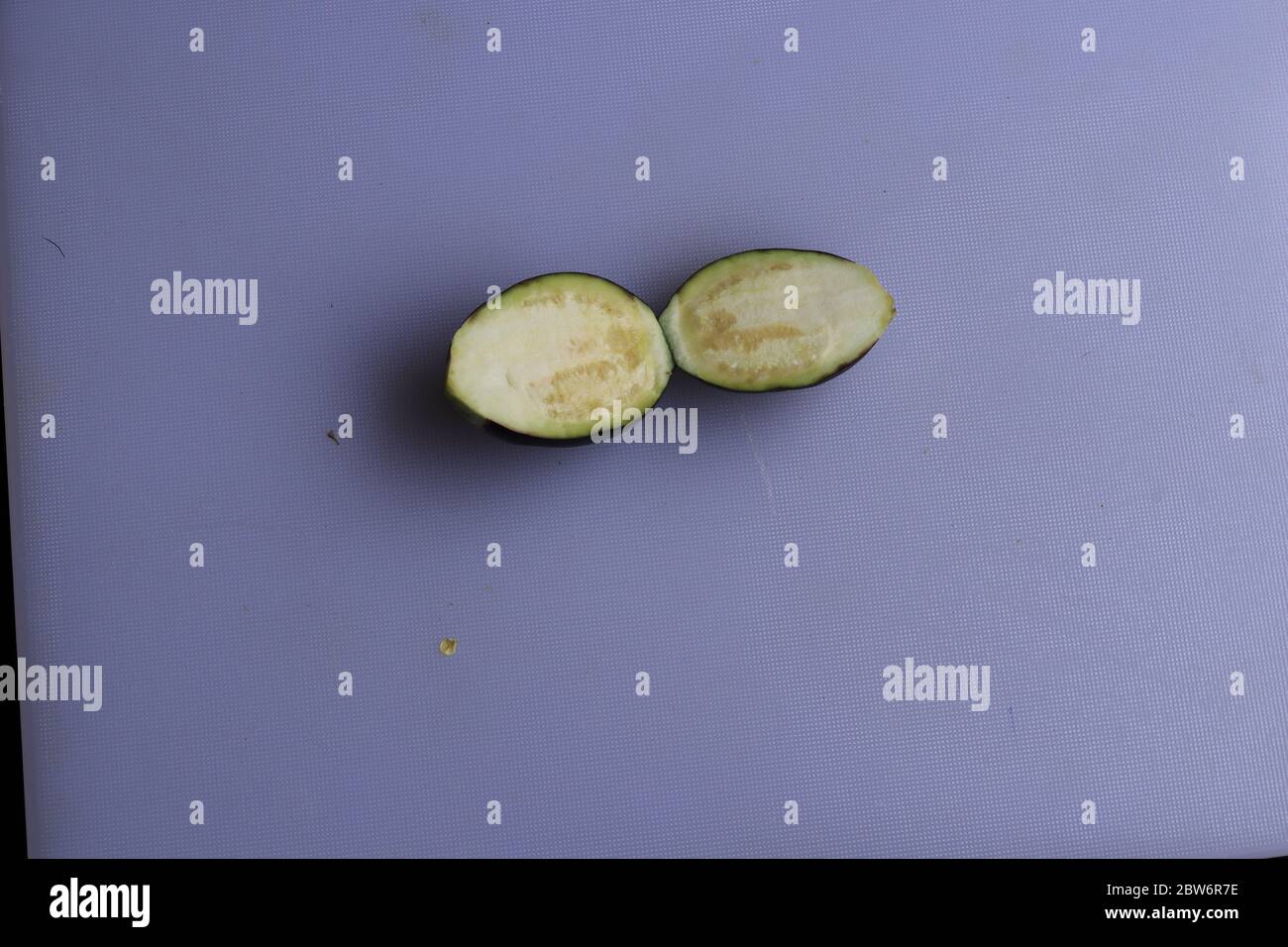 Frische Raw geschnittene lila Aubergine Brinjal oder Aubergine isoliert auf weißem Hintergrund Stockfoto