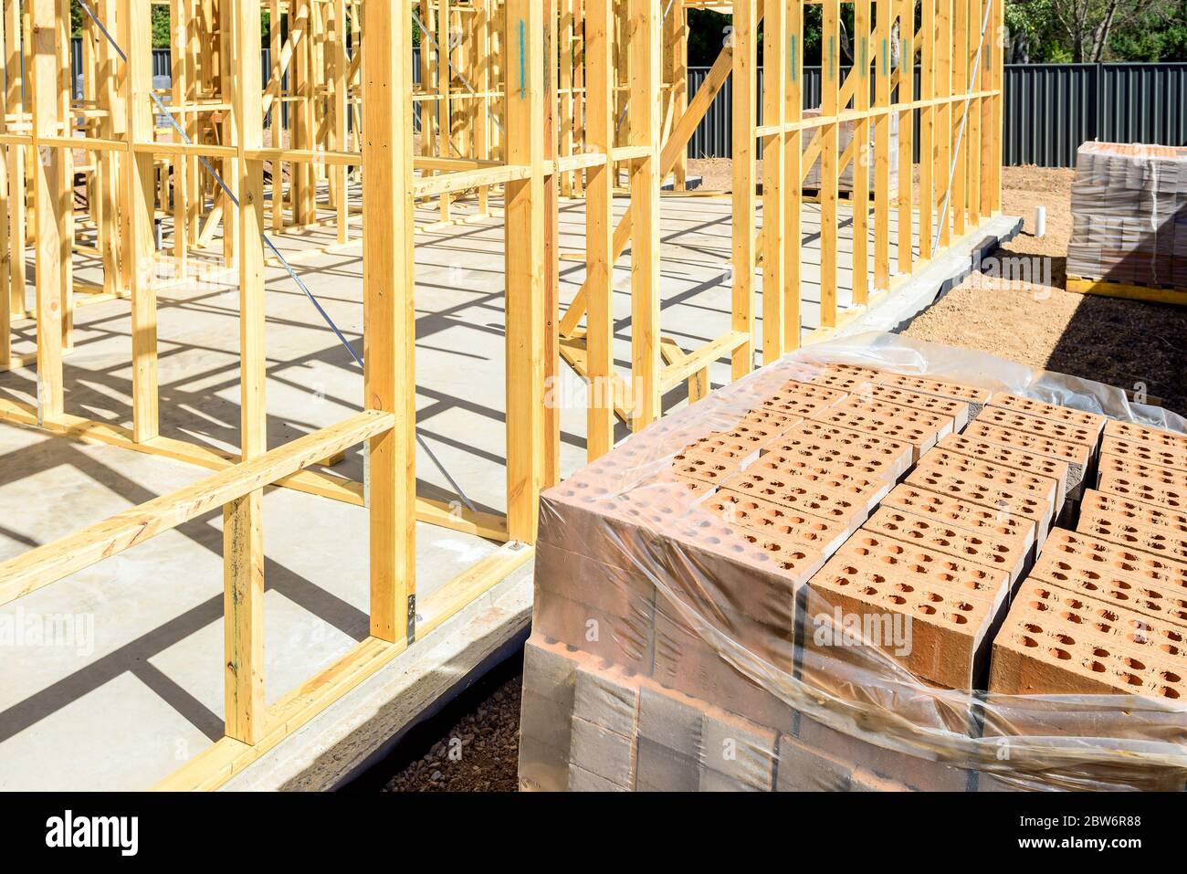 Neue Australische Hausbaustelle Mit Holzrahmen Installiert Und Bereit Fur Maurerlegung An Einem Hellen Sommertag Stockfotografie Alamy