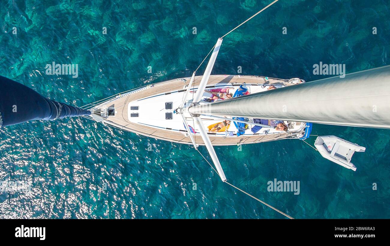 Segeln in der adria an der kroatischen Küste Stockfoto