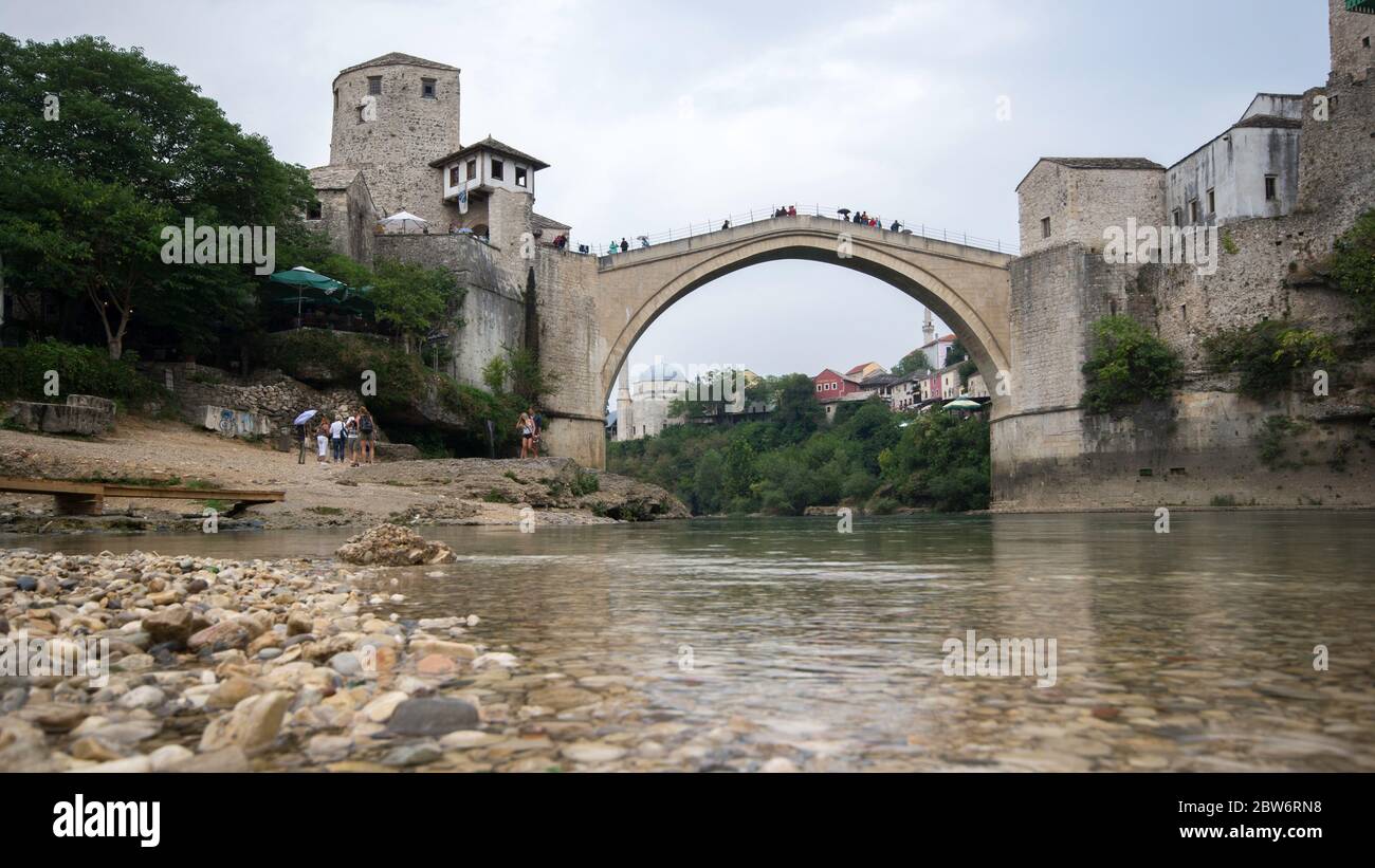 Stari Most, auch bekannt als Mostar-Brücke, ist eine umgebaute osmanische Brücke aus dem 16. Jahrhundert in der Stadt Mostar in Bosnien Stockfoto