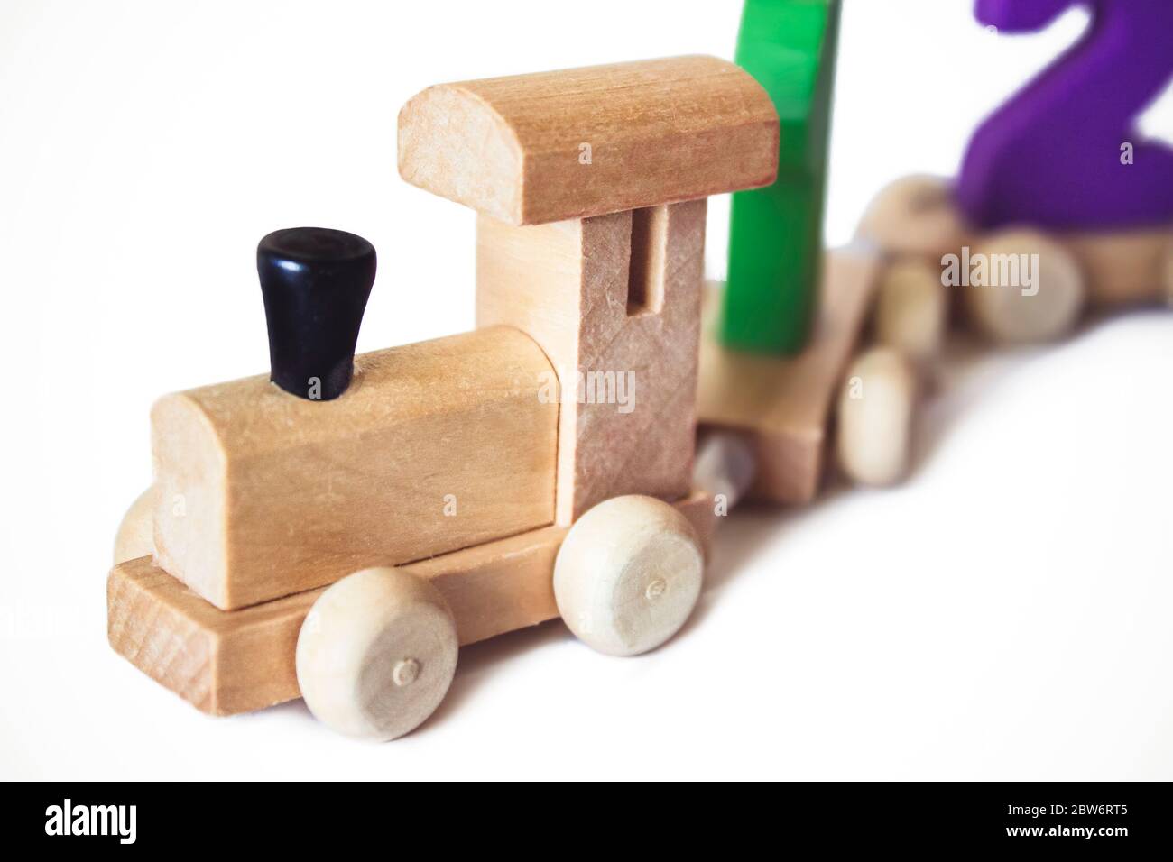 Kinderspielzeug Holzlokomotive mit bunten Zahlen, schönes Lernspielzeug für ein Kind. Hölzerne Spielzeugbahn. Lernspielzeug Aus Holz Stockfoto