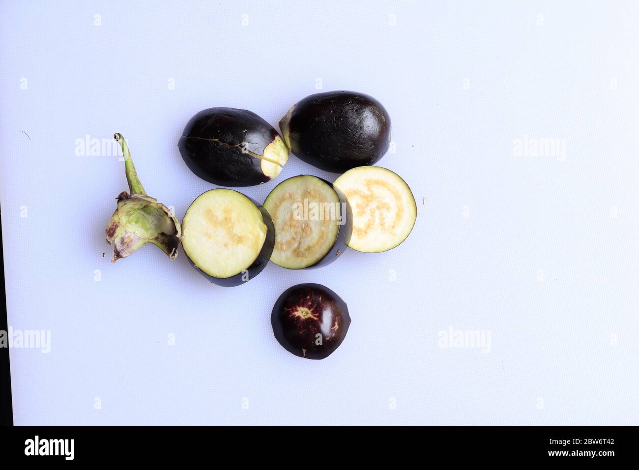 Frische Raw geschnittene lila Aubergine Brinjal oder Aubergine isoliert auf weißem Hintergrund Stockfoto