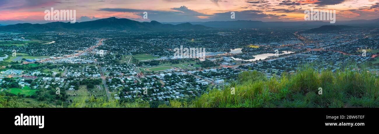 Ein spektakulärer, breiter Panoramablick auf die Stadt mit einem wunderschönen roten Sonnenuntergang, der in Richtung Südwesten der Stadt Townsville in Queensland blickt. Stockfoto