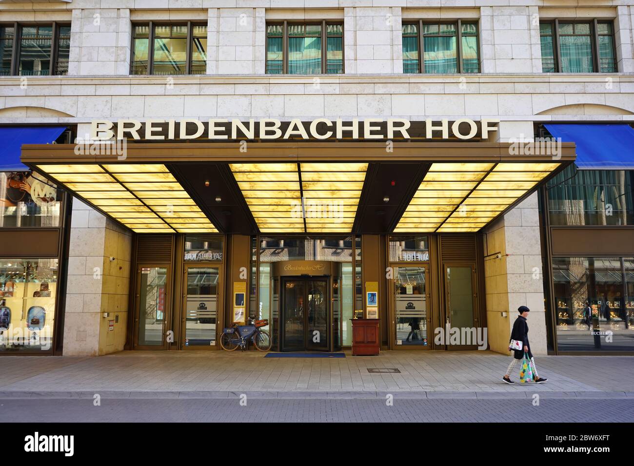 Außenansicht des Luxushotels „Breidenbacher Hof“ an der Königsallee mit seinem einzigartigen Dach. Das Hotel hat eine Tradition von mehr als 200 Jahren. Stockfoto