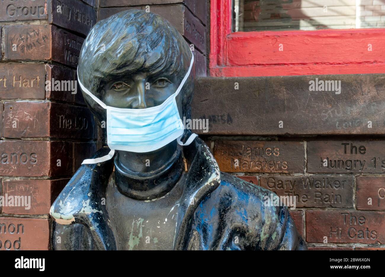 John Lennon Statue auf der Mathew Street in Liverpool trägt eine Antivirus Gesichtsmaske Stockfoto