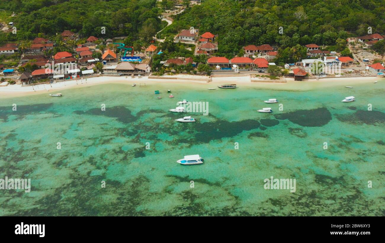 Die Küste des Dorfes Lembongan auf der Insel Nusa Lembongan. Indonesien. Stockfoto