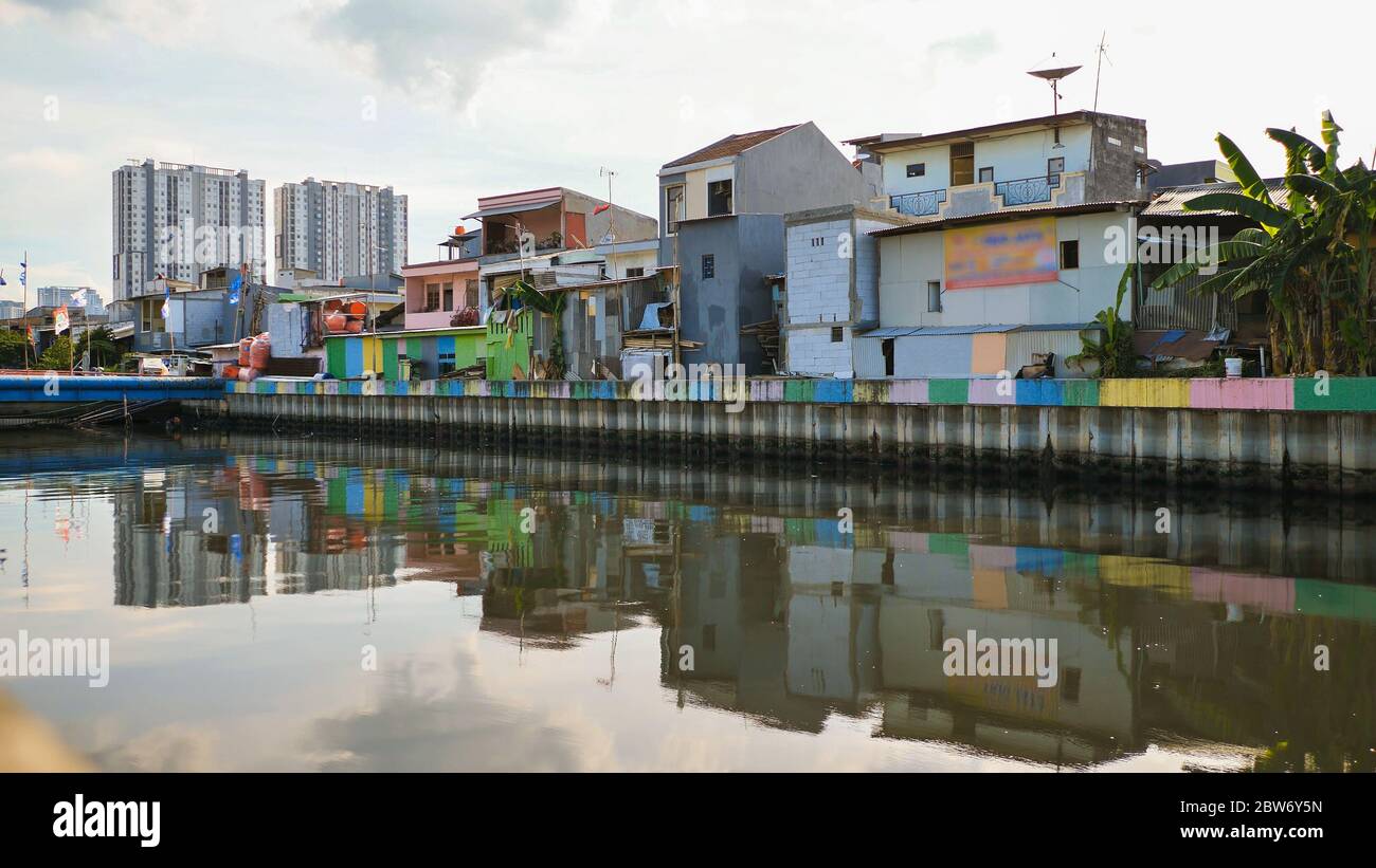 Slum-Bereich am Flussufer in Jakarta. Indonesien. Stockfoto