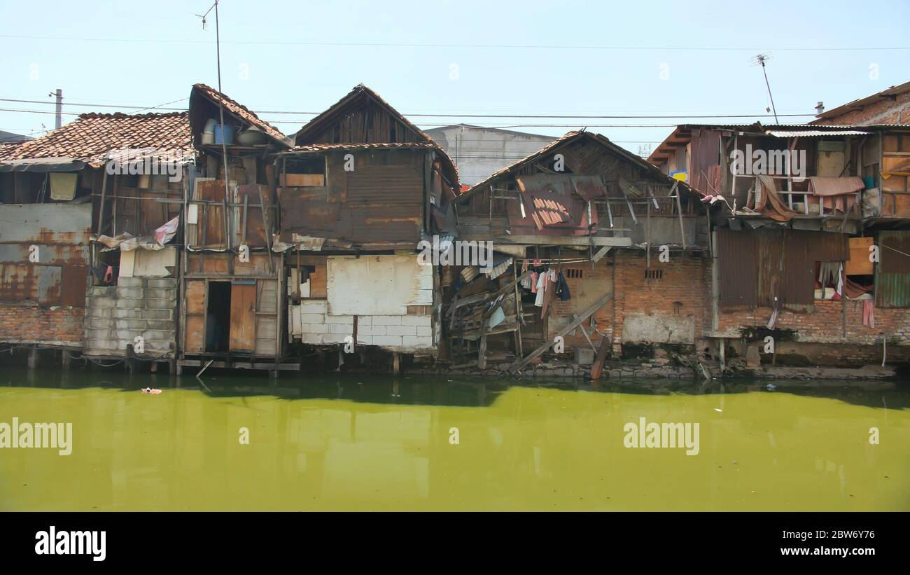 Slum-Bereich am Flussufer in Jakarta. Indonesien. Stockfoto
