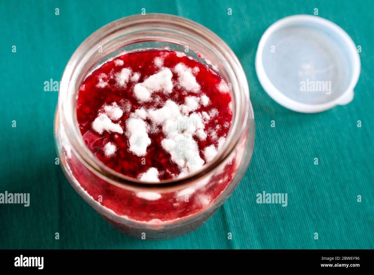 Schimmel auf roter Marmelade. Verdorbenes Produkt in einem Glasgefäß. Grüne  und weiße Pilze Stockfotografie - Alamy