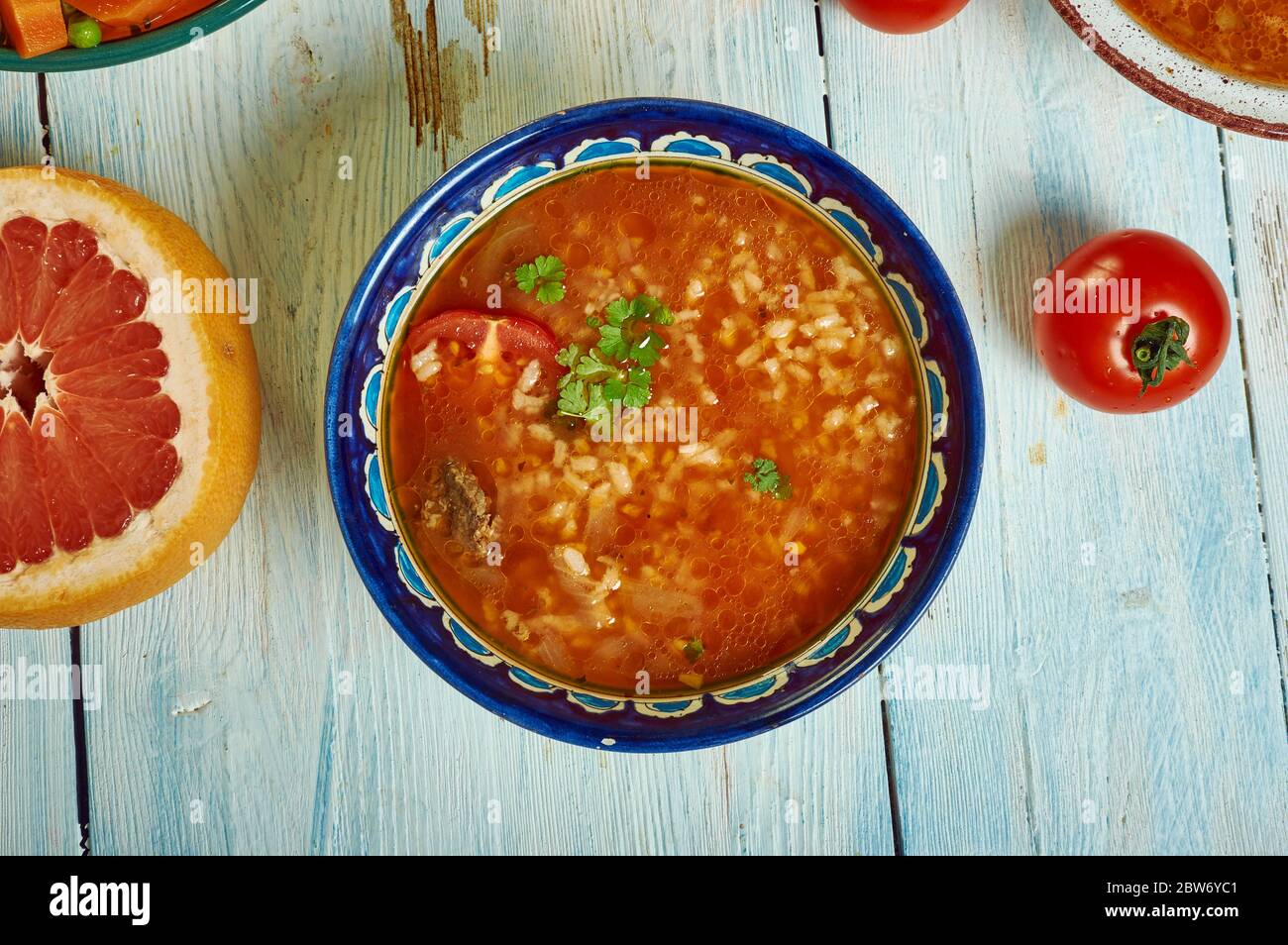 Chorba Frik: Traditionelle Suppe, algerische Küche, traditionelle mediterrane Gerichte, Blick von oben. Stockfoto