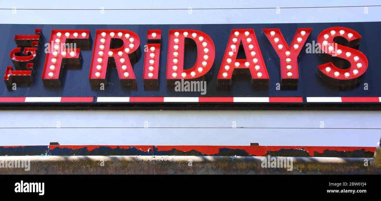 Das Logo von TGI Fridays wird in einer ihrer Filialen gesehen.die britische Regierung hat angekündigt, dass eine Reihe von nicht-wesentlichen Einzelhandelsunternehmen wie Outdoor-Märkte, Autoausstellräume ab dem 1. Und 15. Juni wieder eröffnet werden können.Weitere Geschäfte, Kaufhäuser werden ebenfalls eröffnet und Einkaufszentren, Restaurants und Bars bleiben geschlossen. Stockfoto