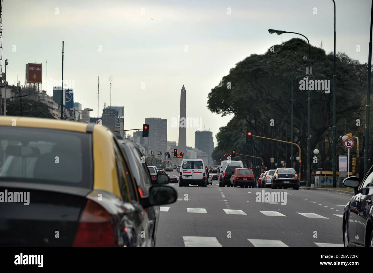 Taxi Autos und Verkehrsszene an der berühmten Straße 'Avenida 9 de Julio' in Buenos Aires Argentinien (im Hintergrund sieht man den 'Obelisk') Stockfoto
