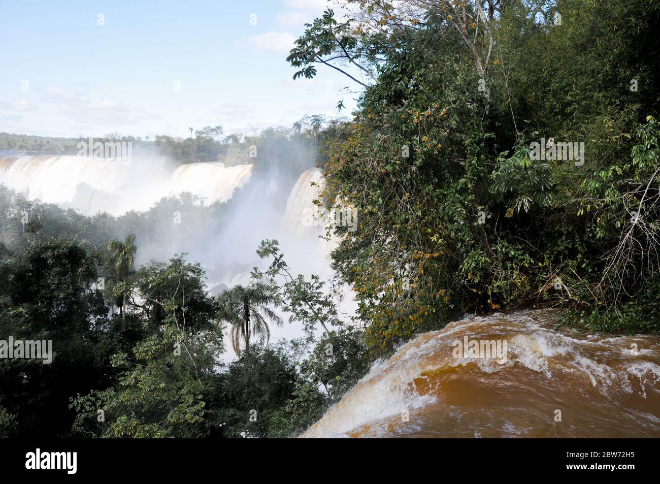 Landschaft von großen schönen Wasserfällen, Cataratas do Iguacu (Iguazu Fälle), Foz do Iguacu, in Argentinien und Brasilien (Hochwassersaison) Stockfoto