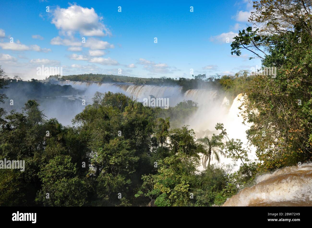 Landschaft von großen schönen Wasserfällen, Cataratas do Iguacu (Iguazu Fälle), Foz do Iguacu, in Argentinien und Brasilien (Hochwassersaison) Stockfoto