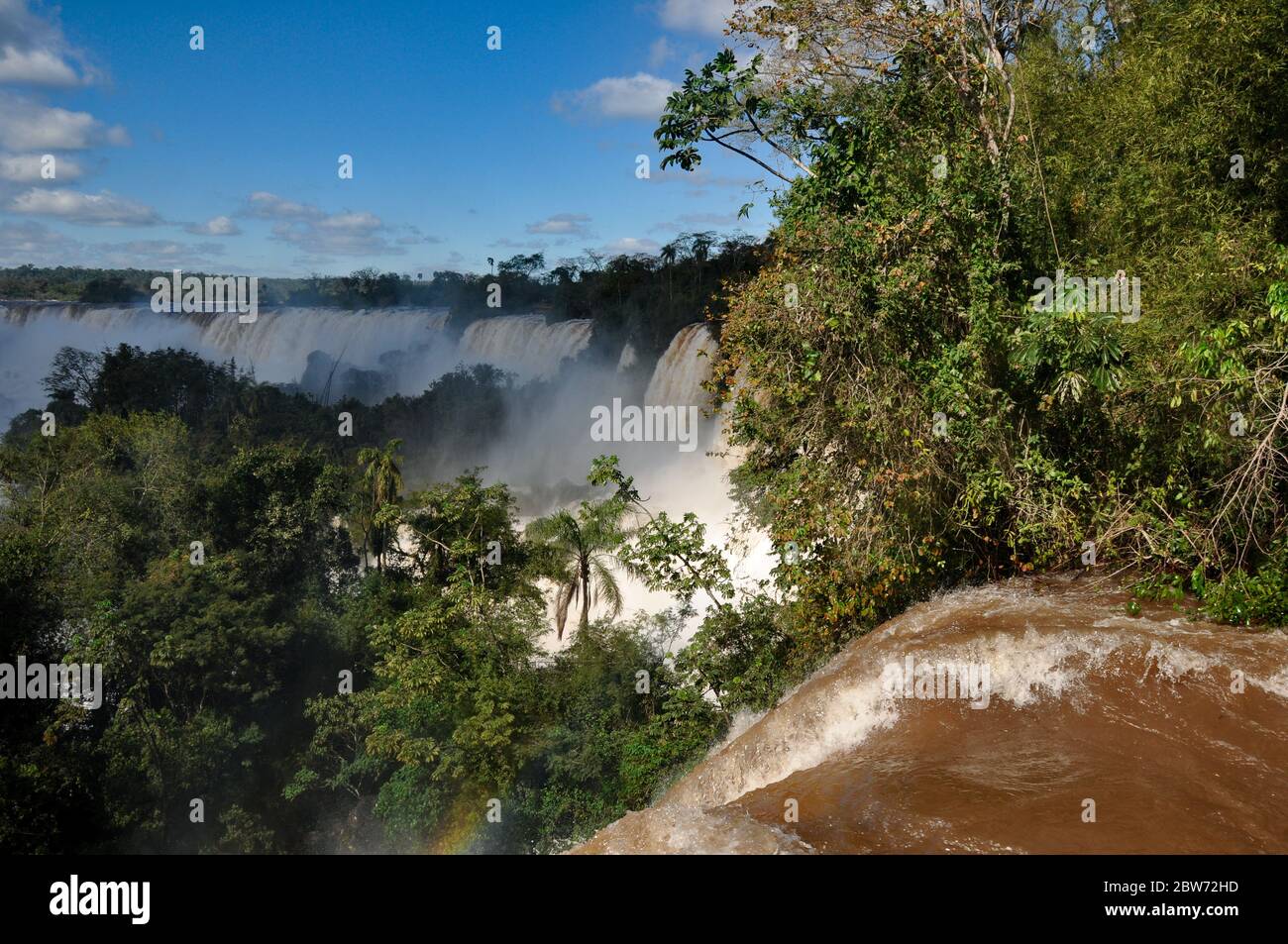 Landschaft von großen schönen Wasserfällen, Cataratas do Iguacu (Iguazu Fälle), Foz do Iguacu, in Argentinien und Brasilien (Hochwassersaison) Stockfoto