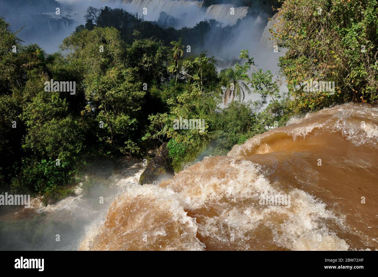 Landschaft von großen schönen Wasserfällen, Cataratas do Iguacu (Iguazu Fälle), Foz do Iguacu, in Argentinien und Brasilien (Hochwassersaison) Stockfoto