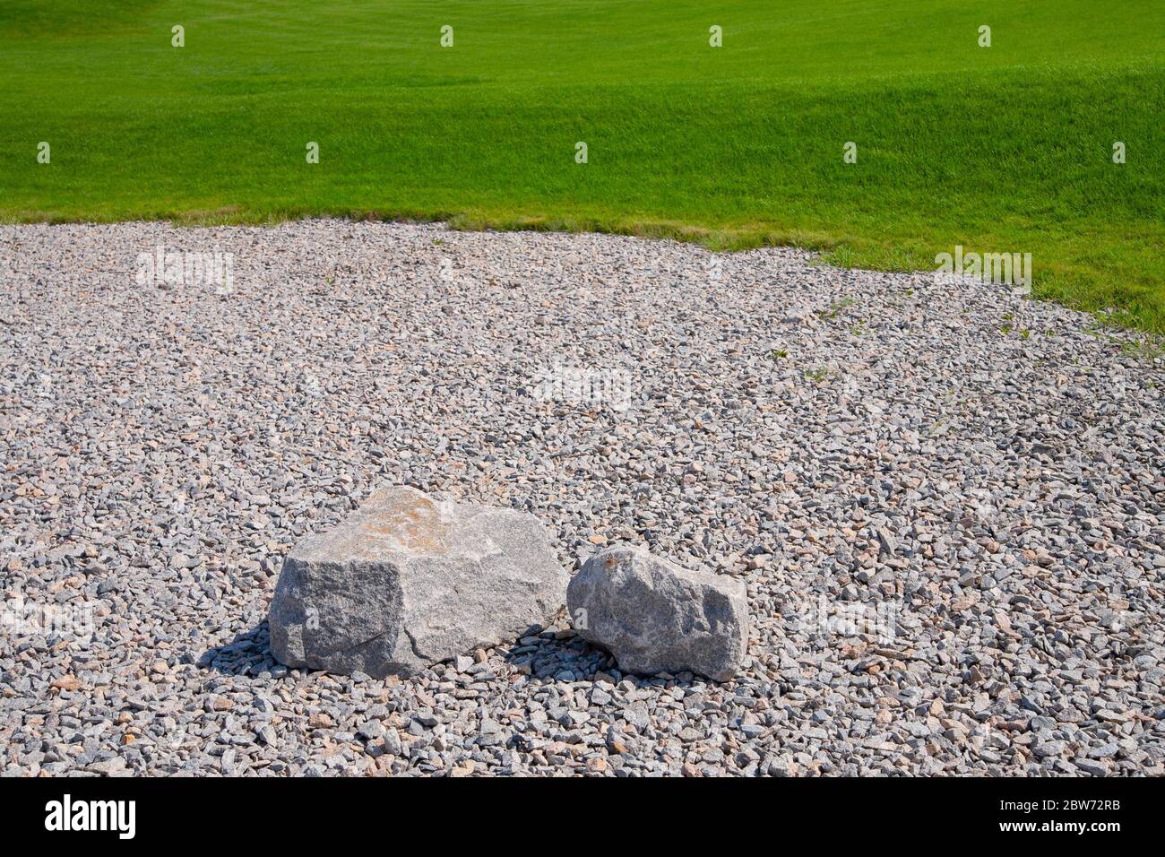 Landschaftsbau, Steinen, Kies und Rasen Stockfoto