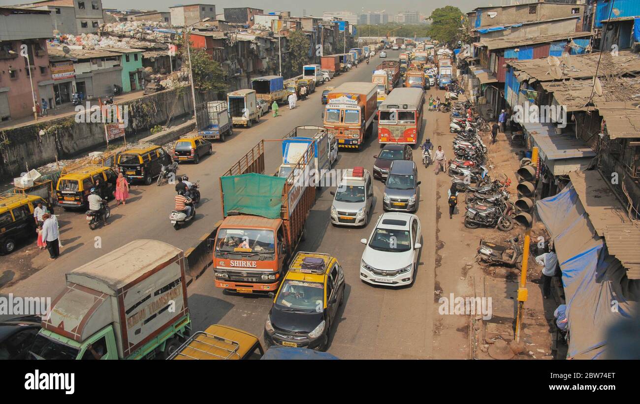 Mumbai, Indien - 17. Dezember 2018: Rauschender Verkehr in Indiens größter Stadt Stockfoto