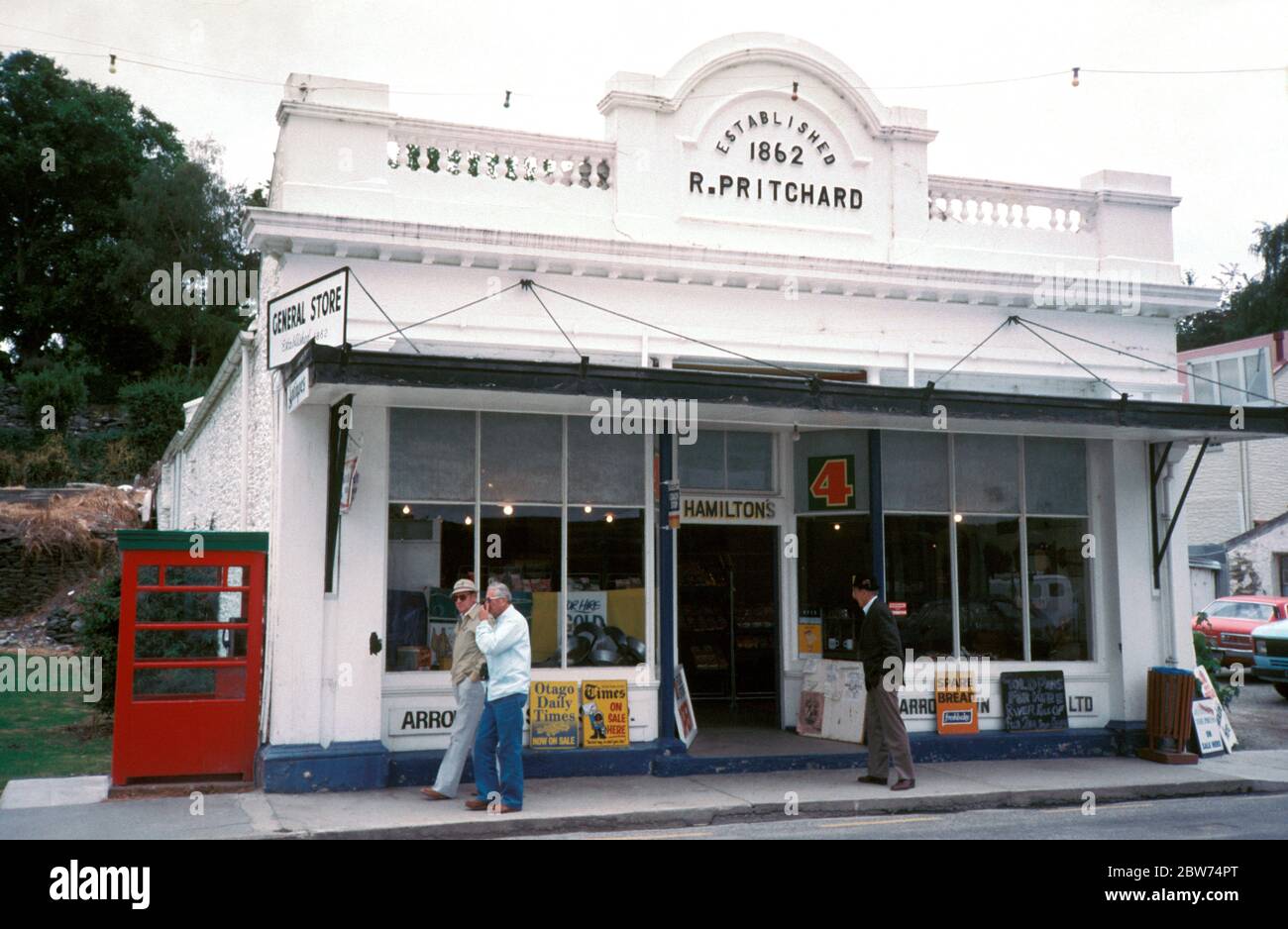 R. Pritchard General Lebensmittelladen, gegründet 1862 in Arrowtown, der historischen Goldgräberstadt in Neuseeland - abgebildet 1990. Das Geschäft ist derzeit als Apotheke tätig. Stockfoto
