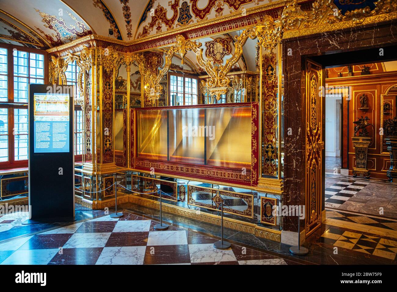 Dresden, Deutschland. Mai 2020. Die geplünderte und jetzt ausgestellte Vitrine im Juwelensaal des historischen Grünen Gewölbes im Residenzpalast. Das Historische Grüne Gewölbe Dresden wurde zum ersten Mal seit dem spektakulären Einbruch im November 2019 wiedereröffnet. Die Besucherzahl wurde aufgrund der Corona-Schutzvorschriften begrenzt. Quelle: Oliver Killing/dpa-Zentralbild/dpa/Alamy Live News Stockfoto