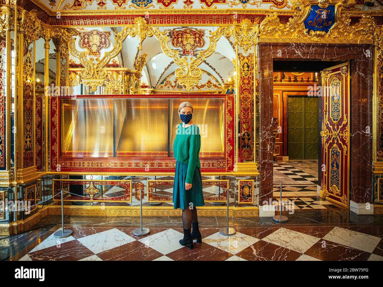 Dresden, Deutschland. Mai 2020. Marion Ackermann, die Generaldirektorin der Staatlichen Kunstsammlungen Dresden (SKD), steht vor der geplünderten und nun auf der Vitrine im Juwelensaal des Historischen Grünen Gewölbes im Residenzschloss. Das Historische Grüne Gewölbe Dresden wurde zum ersten Mal seit dem spektakulären Einsturz im November 2019 wiedereröffnet. Die Besucherzahl wurde aufgrund der Corona-Schutzvorschriften begrenzt. Quelle: Oliver Killing/dpa-Zentralbild/dpa/Alamy Live News Stockfoto Dresden, Deutschland. Mai 2020. Marion Ackermann, die Generaldirektorin der Staatlichen Kunstsammlungen Dresden (SKD), steht vor der geplünderten und nun auf der Vitrine im Juwelensaal des Historischen Grünen Gewölbes im Residenzschloss. Das Historische Grüne Gewölbe Dresden wurde zum ersten Mal seit dem spektakulären Einsturz im November 2019 wiedereröffnet. Die Besucherzahl wurde aufgrund der Corona-Schutzvorschriften begrenzt. Quelle: Oliver Killing/dpa-Zentralbild/dpa/Alamy Live News Stockfoto