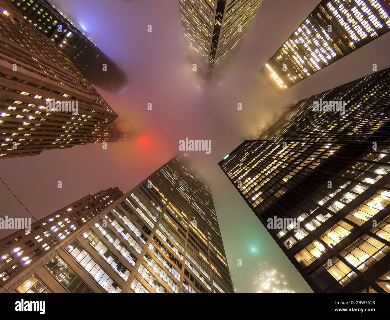 Gebäude in der Innenstadt von Toronto während des tiefen Nebels in der Nacht. Die Spitzen der Gebäude sind nicht zu sehen. Stockfoto