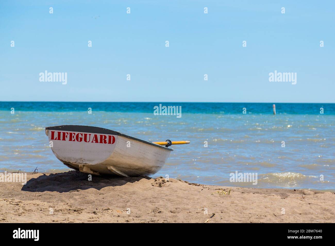 Ein Rettungsboot an einem Strand entlang einer Uferpromenade. Es ist Platz für Text. Stockfoto